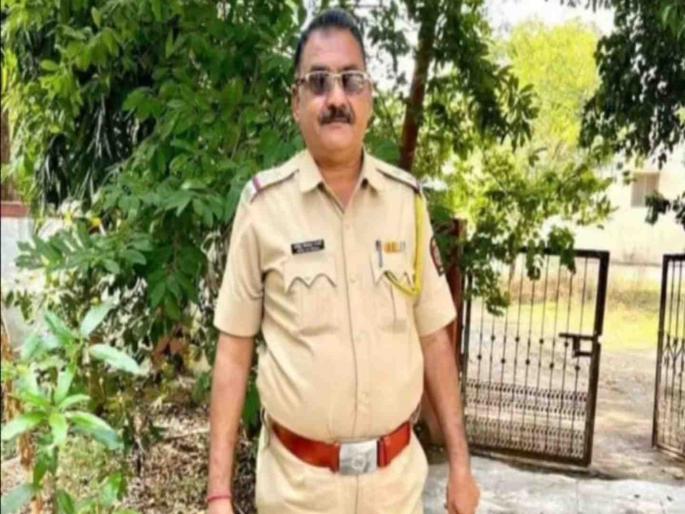 Beed Accident speeding car driver blew up the policeman | सुसाट कारचालकाने दोन पोलिसांना उडविले; अपघातानंतर आरोपी घटनास्थळावरून पसार Beed Accident speeding car driver blew up the policeman | सुसाट कारचालकाने दोन पोलिसांना उडविले; अपघातानंतर आरोपी घटनास्थळावरून पसार