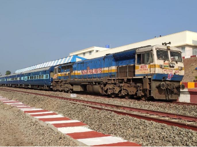 Fulfillment of dreams! Finally, passenger train will run in Beed district; will start the last week of April | स्वप्नपूर्ती! बीड जिल्ह्यात प्रवाशी रेल्वे धावणार;एप्रिलच्या शेवटच्या आठवड्याचा मुहूर्त Fulfillment of dreams! Finally, passenger train will run in Beed district; will start the last week of April | स्वप्नपूर्ती! बीड जिल्ह्यात प्रवाशी रेल्वे धावणार;एप्रिलच्या शेवटच्या आठवड्याचा मुहूर्त