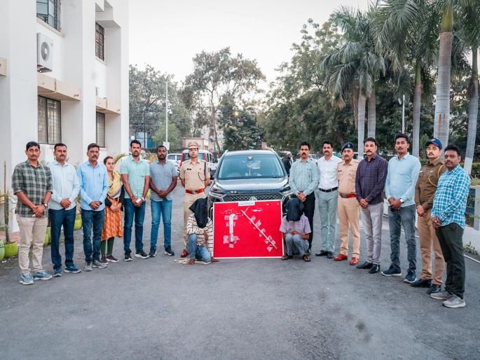 Gang robbing passengers on Dhule-Solapur highway busted; 4 cases of robbery and extortion exposed! | धुळे-सोलापूर महामार्गावर प्रवाशांना लुटणारी टोळी गजाआड; दरोडा-जबरी चोरीचे ४ गुन्हे उघड! Gang robbing passengers on Dhule-Solapur highway busted; 4 cases of robbery and extortion exposed! | धुळे-सोलापूर महामार्गावर प्रवाशांना लुटणारी टोळी गजाआड; दरोडा-जबरी चोरीचे ४ गुन्हे उघड!