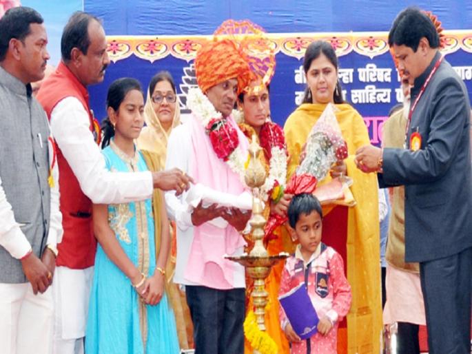 Felicitating the teacher's thumb knocked down the ring for e-learning; Marathwada Sahitya Sammelananera attraction attraction | ई-लर्निंगसाठी अंगठी मोडणार्या शिक्षकाचा अंगठ्या देऊन सत्कार; मराठवाडा साहित्य संमेलनाचे ठरले आकर्षण Felicitating the teacher's thumb knocked down the ring for e-learning; Marathwada Sahitya Sammelananera attraction attraction | ई-लर्निंगसाठी अंगठी मोडणार्या शिक्षकाचा अंगठ्या देऊन सत्कार; मराठवाडा साहित्य संमेलनाचे ठरले आकर्षण