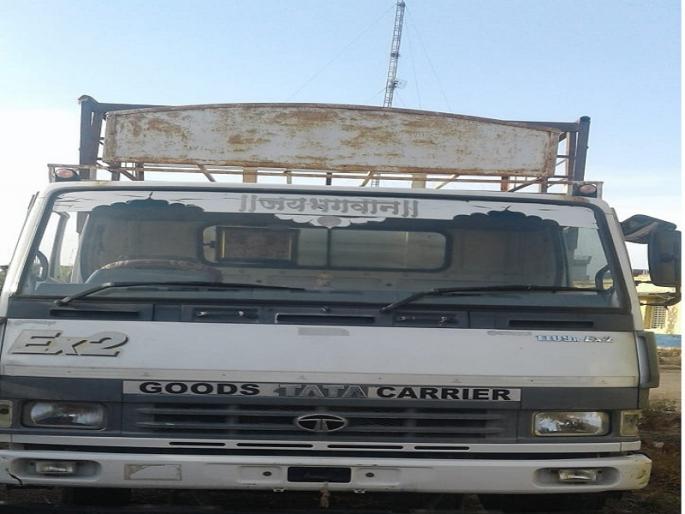 Due to obstructing illegal sand traffic, the Mafia threatens to kill PSI | अवैध वाळू वाहतूक अडविल्याने माफियांची पीएसआयला तुकडे करण्याची धमकी Due to obstructing illegal sand traffic, the Mafia threatens to kill PSI | अवैध वाळू वाहतूक अडविल्याने माफियांची पीएसआयला तुकडे करण्याची धमकी