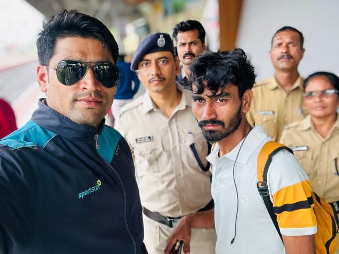 The police rescued the person who jumped under the train in Sangli | Sangli: रेल्वेखाली उडी घेऊन तरुण संपवणार होता जीवन, पोलिसांनी वाचविले  The police rescued the person who jumped under the train in Sangli | Sangli: रेल्वेखाली उडी घेऊन तरुण संपवणार होता जीवन, पोलिसांनी वाचविले