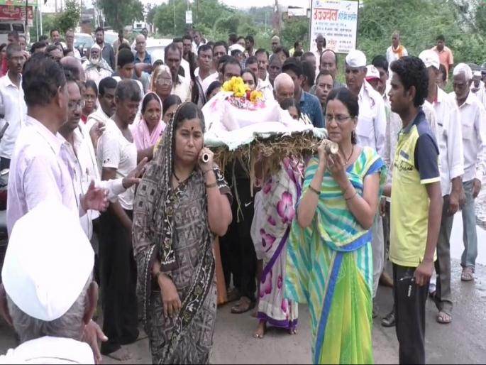 daughter-in-law breaks down unhealthy customs; did mother-in-law's rituals after death | सासूच्या तिरडीला खांदा देत सुनांनी तोडल्या अनिष्ट प्रथा daughter-in-law breaks down unhealthy customs; did mother-in-law's rituals after death | सासूच्या तिरडीला खांदा देत सुनांनी तोडल्या अनिष्ट प्रथा