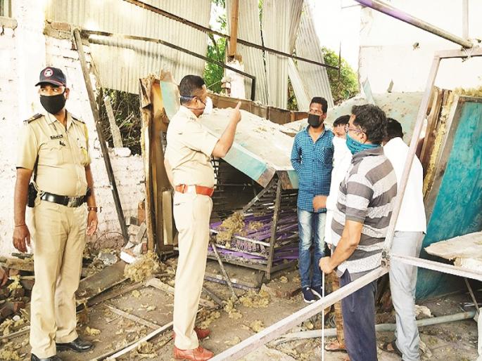 The explosion at the powder coating factory shook the Beed; One died on the spot | पावडर कोटिंगच्या कारखान्यातील स्फोटाने बीड हादरले; एकाचा जागीच मृत्यू The explosion at the powder coating factory shook the Beed; One died on the spot | पावडर कोटिंगच्या कारखान्यातील स्फोटाने बीड हादरले; एकाचा जागीच मृत्यू