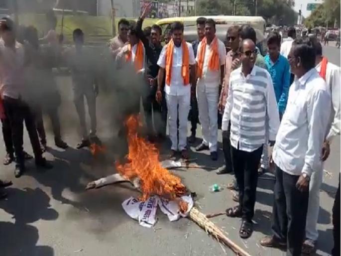 Shivasainiks warns Ajit Pawar of burning with cars if he enters in Beed | बीडमध्ये शिवसैनिकांचा अजित पवार यांना वाहनांसह जाळण्याचा इशारा Shivasainiks warns Ajit Pawar of burning with cars if he enters in Beed | बीडमध्ये शिवसैनिकांचा अजित पवार यांना वाहनांसह जाळण्याचा इशारा
