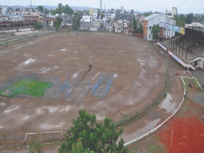 'Games' are started at the Beed Sports Office grounds without pay | बीडच्या क्रीडा कार्यालयातील मैदानावर फुकटात ‘खेळ’ सुरूच 'Games' are started at the Beed Sports Office grounds without pay | बीडच्या क्रीडा कार्यालयातील मैदानावर फुकटात ‘खेळ’ सुरूच