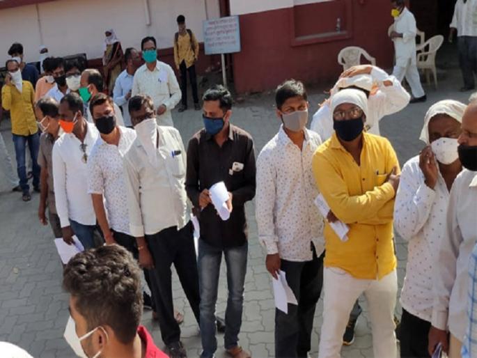 Teacher's recklessness, misbehaving to test the corona ... | गुरूजींचा बेशिस्तपणा, कोरोना चाचणी करण्यासाठी गोंधळ...