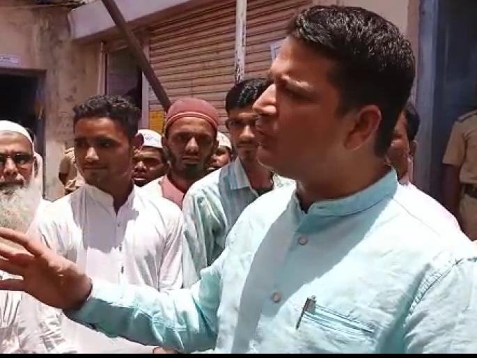 The collector asked the voters in Beed, is not anyone intimidated, threatened? | बीडमध्ये कलेक्टरने मतदारांना विचारले, किसीने डराया, धमकाया तो नही ? The collector asked the voters in Beed, is not anyone intimidated, threatened? | बीडमध्ये कलेक्टरने मतदारांना विचारले, किसीने डराया, धमकाया तो नही ?