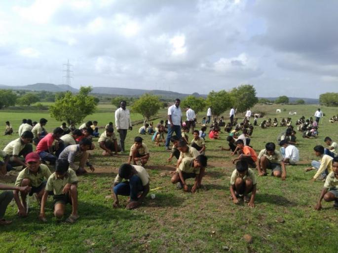 In Satara, two thousand zodiacal compounds made by students | साता-यात विद्यार्थ्यांनी बनविले दोन हजार बीजगोळे In Satara, two thousand zodiacal compounds made by students | साता-यात विद्यार्थ्यांनी बनविले दोन हजार बीजगोळे