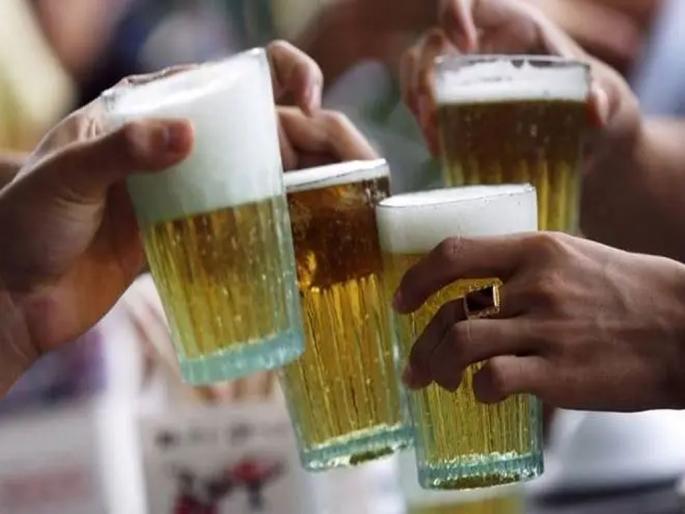 beer while on duty; Two policemen suspended | कर्तव्यावर असतानाच ढोसली बीअर; दोघे पोलिस निलंबित beer while on duty; Two policemen suspended | कर्तव्यावर असतानाच ढोसली बीअर; दोघे पोलिस निलंबित