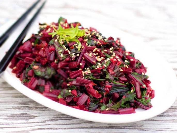 Do you throw away beet greens? In fact, it is better to eat beet greens than beet roota! | बीटाचा पाला फेकून देता ? त्या पाल्यातही भरपूर पोषक तत्व असतात, हे घ्या डाएटसाठी परफेक्ट पदार्थ!
