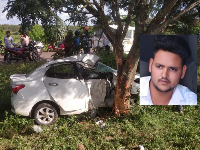 A young man from Miraj was killed when a speeding car hit a tree, the accident near Belgaum | भरधाव कार झाडावर आदळून मिरजेतील तरुण ठार, बेळगाव नजीक झाला अपघातात A young man from Miraj was killed when a speeding car hit a tree, the accident near Belgaum | भरधाव कार झाडावर आदळून मिरजेतील तरुण ठार, बेळगाव नजीक झाला अपघातात