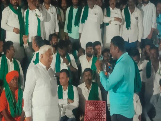 Protests over sugarcane price hike heat up in Belgaum; Karnataka minister's car blocked verbal clash | sugarcane rate: बेळगावातही ऊस दरवाढीवरुन आंदोलन तापले; कर्नाटकच्या मंत्र्यांची गाडी अडवली, शाब्दिक चकमक Protests over sugarcane price hike heat up in Belgaum; Karnataka minister's car blocked verbal clash | sugarcane rate: बेळगावातही ऊस दरवाढीवरुन आंदोलन तापले; कर्नाटकच्या मंत्र्यांची गाडी अडवली, शाब्दिक चकमक