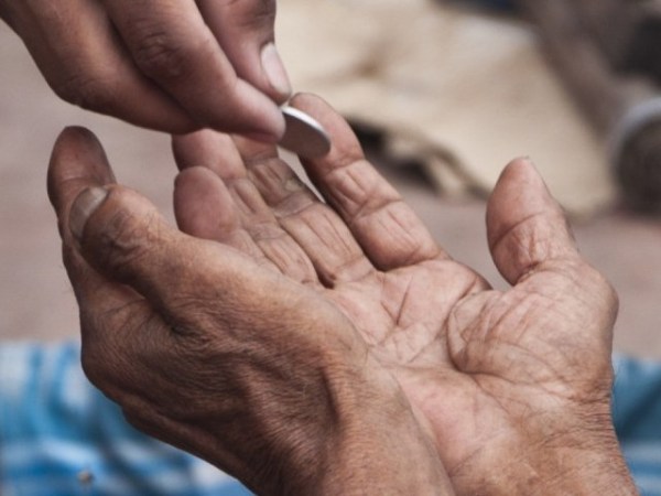 Over Three Lakh Rupees Found In Bag Of A Beggar After He Died | बापरे! मृत्यूनंतर भिकाऱ्याच्या बॅगेतील रक्कम पाहून पोलिसही झाले अवाक्... 