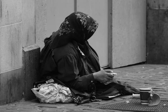 The streets in Nagpur are full of beggars | नागपुरात रस्त्यावर वाढली भिक्षेकरूंची वर्दळ The streets in Nagpur are full of beggars | नागपुरात रस्त्यावर वाढली भिक्षेकरूंची वर्दळ