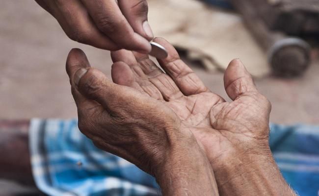 In Nagpur, beggers clashed, a seriously injured | नागपुरात भिक्षेकऱ्यात पैशावरून हाणामारी , एक गंभीर जखमी In Nagpur, beggers clashed, a seriously injured | नागपुरात भिक्षेकऱ्यात पैशावरून हाणामारी , एक गंभीर जखमी