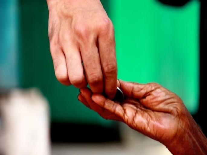 Waited for help, finally the woman begged and deposited 300 rupees for the injection | मदतीची वाट पाहिली शेवटी इंजेक्शनसाठी महिलेने भीक मागून जमा केले ३०० रुपये Waited for help, finally the woman begged and deposited 300 rupees for the injection | मदतीची वाट पाहिली शेवटी इंजेक्शनसाठी महिलेने भीक मागून जमा केले ३०० रुपये