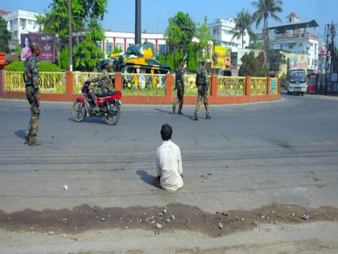 Begging in Bhopal proved costly FIR lodged against the beggar | काम करण्यास दिला नकार; रस्त्याच्या मधोमध भिक्षा मागणाऱ्याला पोलिसांनी घेतलं ताब्यात Begging in Bhopal proved costly FIR lodged against the beggar | काम करण्यास दिला नकार; रस्त्याच्या मधोमध भिक्षा मागणाऱ्याला पोलिसांनी घेतलं ताब्यात