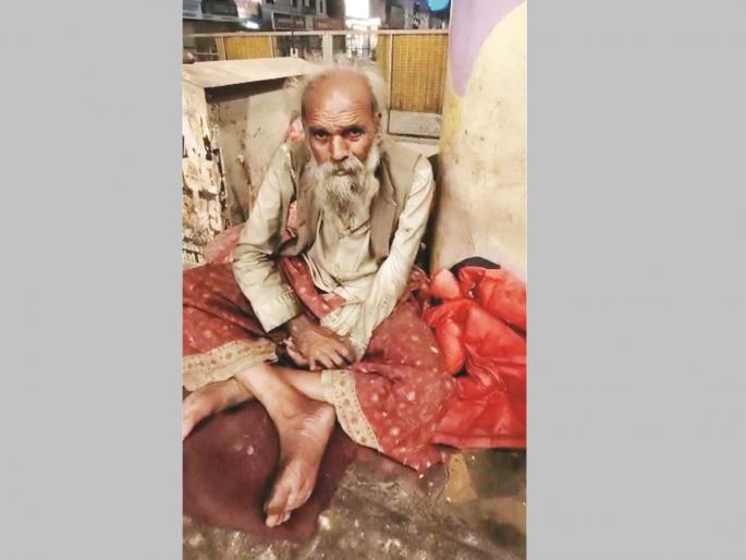 Rasulbhai returns from shelter to streets within a month; Municipal Corporation's Homeless Day is just a show of force | रसूलभाई महिन्याभरातच निवारागृहातून पुन्हा रस्त्यावर; मनपाचा बेघर दिनाचा नुसताच तामझाम Rasulbhai returns from shelter to streets within a month; Municipal Corporation's Homeless Day is just a show of force | रसूलभाई महिन्याभरातच निवारागृहातून पुन्हा रस्त्यावर; मनपाचा बेघर दिनाचा नुसताच तामझाम