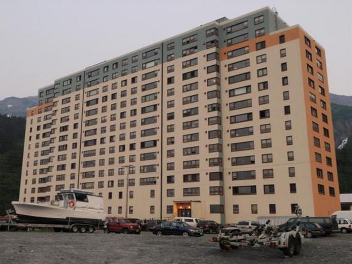 Begich towers whittier alaska a complete town in one 14 storey building | बाबो! बिल्डींग आहे की शहर; हॉस्पिटल, शाळा, चर्च आणि पोलीस स्टेशनही आतच! 
