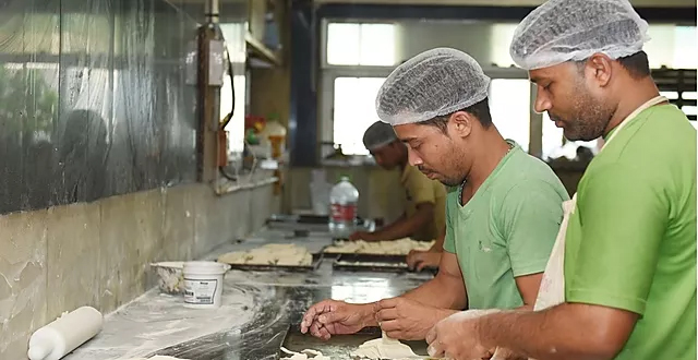 Foreign workers working in the bakery are now engaged in agricultural work | बेकरीत काम करणारे परप्रांतीय मजूर आता शेती कामात गुुंतले Foreign workers working in the bakery are now engaged in agricultural work | बेकरीत काम करणारे परप्रांतीय मजूर आता शेती कामात गुुंतले