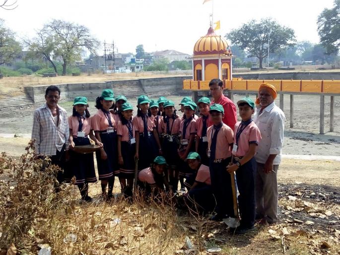 Students planted tree at Padmashirth | महाशिवरात्री निमीत्त विद्यार्थ्यांनी पद्मतीर्थ येथे केले बेलवृक्षाचे रोपण Students planted tree at Padmashirth | महाशिवरात्री निमीत्त विद्यार्थ्यांनी पद्मतीर्थ येथे केले बेलवृक्षाचे रोपण