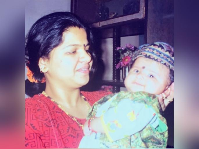 famous celebrity mother daughter photo viral on social media | फोटोतील मायलेकीच्या जोडीला ओळखलं का? आई आहे प्रसिद्ध निर्माती तर लेक आहे अभिनेत्री famous celebrity mother daughter photo viral on social media | फोटोतील मायलेकीच्या जोडीला ओळखलं का? आई आहे प्रसिद्ध निर्माती तर लेक आहे अभिनेत्री