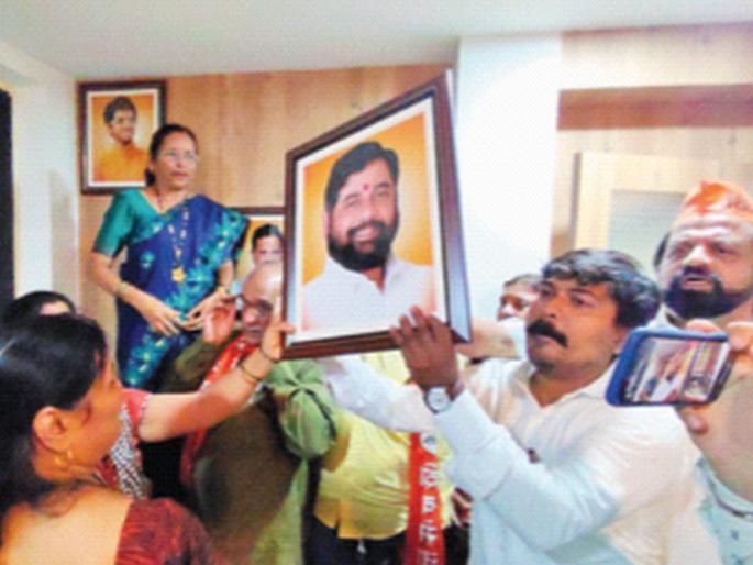 Dissatisfaction in Belapur against Shiv Sena rebels, photo of Shinde taken from Vashi central office | शिवसेनेतील बंडखाेरांविरोधात बेलापूरमध्ये असंतोष, वाशी मध्यवर्ती कार्यालयातून शिंदेंचा फोटो काढला Dissatisfaction in Belapur against Shiv Sena rebels, photo of Shinde taken from Vashi central office | शिवसेनेतील बंडखाेरांविरोधात बेलापूरमध्ये असंतोष, वाशी मध्यवर्ती कार्यालयातून शिंदेंचा फोटो काढला