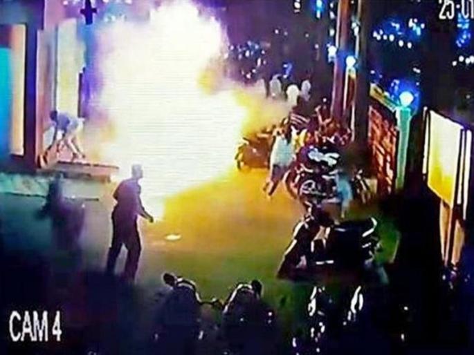 panic in theatre after petrol bomb attack outside it in karnataka people were watching padmaavat | थिएटरमध्ये पद्मावत सिनेमा सुरू असताना पेट्रोल बॉम्ब फोडून केला स्फोट, लोकांची पळापळ panic in theatre after petrol bomb attack outside it in karnataka people were watching padmaavat | थिएटरमध्ये पद्मावत सिनेमा सुरू असताना पेट्रोल बॉम्ब फोडून केला स्फोट, लोकांची पळापळ