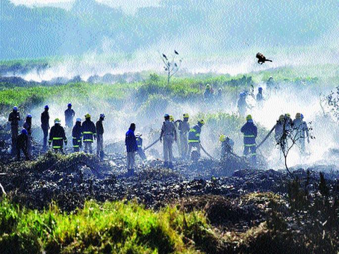 The fire took place in the Belalund lake in Bangalore, and the toxic fissure took place | बंगळुरूतील बेलांदूर सरोवराला लागली आग, विषारी फेसाने घेतला पेट The fire took place in the Belalund lake in Bangalore, and the toxic fissure took place | बंगळुरूतील बेलांदूर सरोवराला लागली आग, विषारी फेसाने घेतला पेट