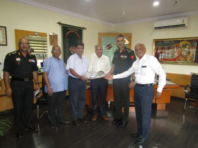 CoronaVirus: gave 2500 masks to the Maratha Infantry | CoronaVirus : यांनी दिले मराठा लाईट इन्फन्ट्रीला २५०० मास्क आणि फेस शिल्ड CoronaVirus: gave 2500 masks to the Maratha Infantry | CoronaVirus : यांनी दिले मराठा लाईट इन्फन्ट्रीला २५०० मास्क आणि फेस शिल्ड