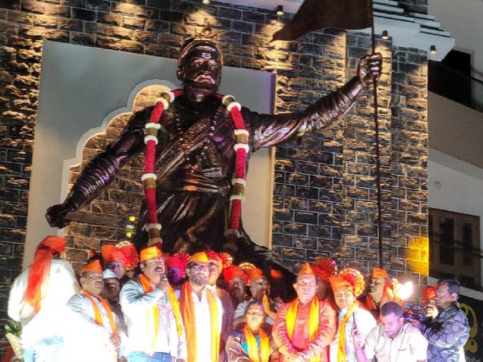 Sambhaji Maharaj statue unveiled in Belgaum defying ban Minister Shivendraraje Bhosale present | बेळगावात बंदी झुगारून संभाजी महाराज पुतळ्याचे अनावरण, मंत्री शिवेंद्रराजे भोसले यांची उपस्थिती Sambhaji Maharaj statue unveiled in Belgaum defying ban Minister Shivendraraje Bhosale present | बेळगावात बंदी झुगारून संभाजी महाराज पुतळ्याचे अनावरण, मंत्री शिवेंद्रराजे भोसले यांची उपस्थिती