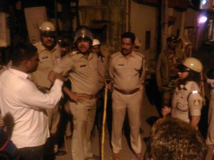 Two groups attack each other over Tipu Sultan Jayanti in Belgaon, police commissioner injured in stone pelting | टिपू सुलतान जयंतीवरुन बेळगावात दोन गटांमध्ये तुफान राडा, दगडफेकीत पोलीस आयुक्त जखमी