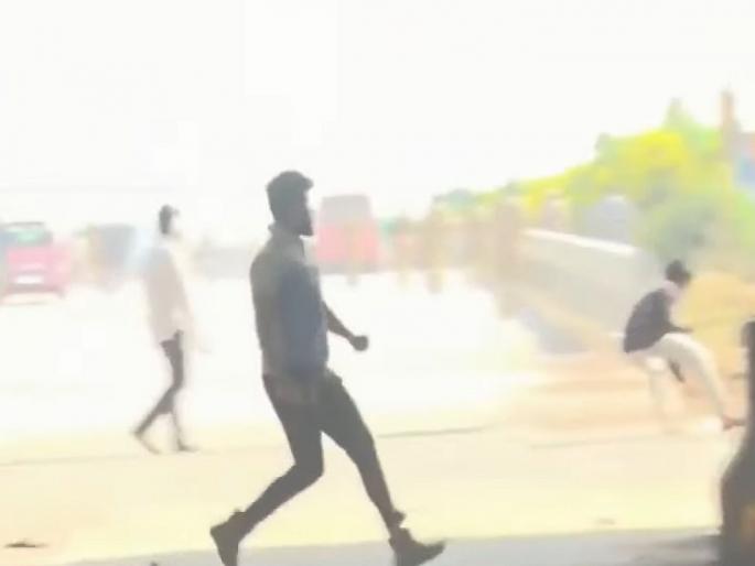 Sugarcane agitation breaks out in Belgaum! Farmers throw stones at Hattargi toll plaza | बेळगावमध्ये ऊस आंदोलन पेटले! हत्तरगी टोल नाक्यावर शेतकऱ्यांकडून दगडफेक Sugarcane agitation breaks out in Belgaum! Farmers throw stones at Hattargi toll plaza | बेळगावमध्ये ऊस आंदोलन पेटले! हत्तरगी टोल नाक्यावर शेतकऱ्यांकडून दगडफेक