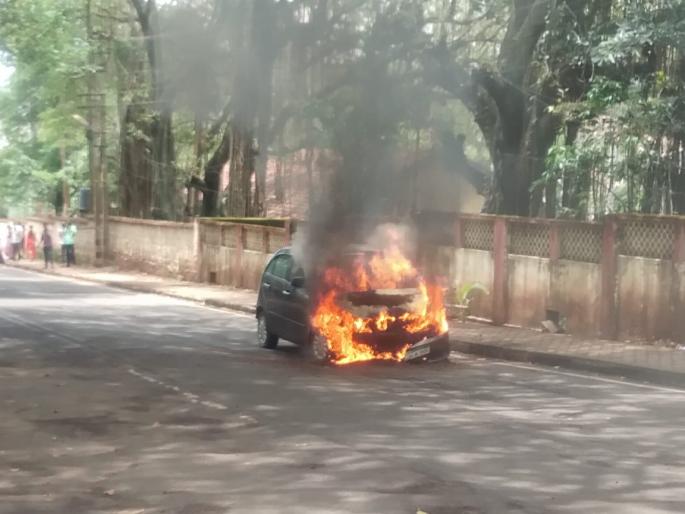 "Burning car" on the road to Ganeshpur in Belgaum | बेळगावात गणेशपुरकडे जाणाऱ्या रस्त्यावर "बर्निंग कार" "Burning car" on the road to Ganeshpur in Belgaum | बेळगावात गणेशपुरकडे जाणाऱ्या रस्त्यावर "बर्निंग कार"