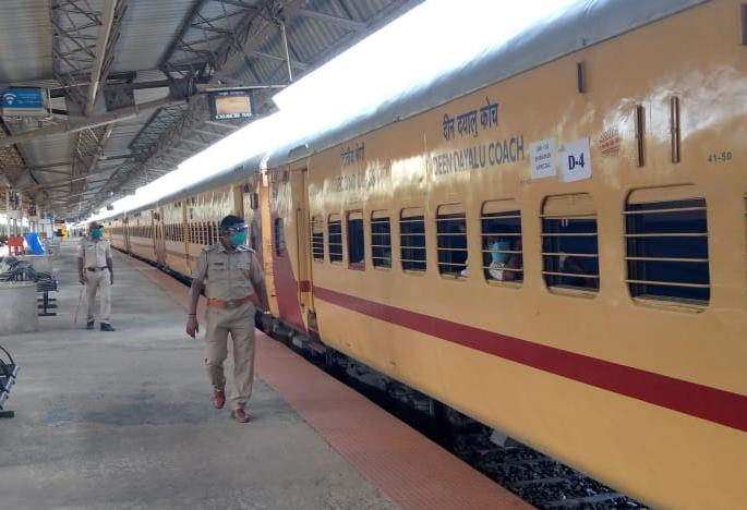 Arrive at the station on time, otherwise your train may miss! | वेळेत स्थानकात या , अन्यथा तुमची ट्रेन चुकू शकते ! Arrive at the station on time, otherwise your train may miss! | वेळेत स्थानकात या , अन्यथा तुमची ट्रेन चुकू शकते !