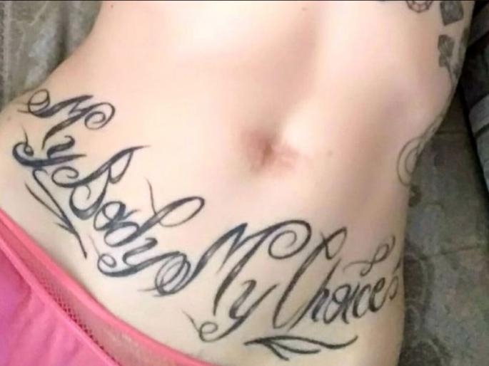 Woman gifts her belly button to ex boyfriend in gift | प्रेमाचा कहर! तरुणीने 'नाभी' कापून एक्स बॉयफ्रेन्डला केली गिफ्ट Woman gifts her belly button to ex boyfriend in gift | प्रेमाचा कहर! तरुणीने 'नाभी' कापून एक्स बॉयफ्रेन्डला केली गिफ्ट