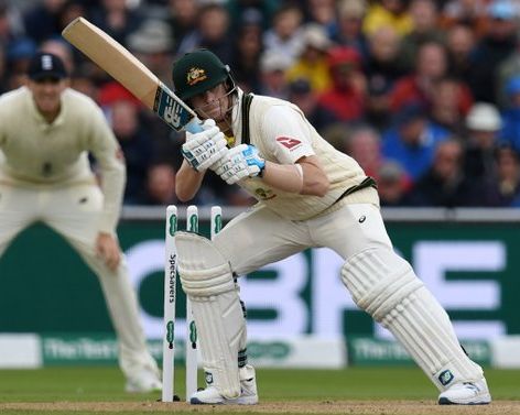 without Bails play is start in ashes series | बेल्सविनाच सुरु राहीला सामना; पंचांच्या लक्षात येई ना?