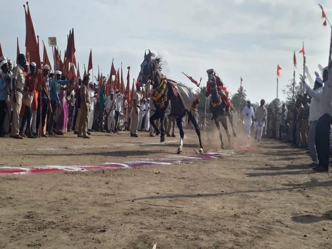 Sant Tukaram First Standing Ringan in Belavadi | अश्व धावता रिंगणी, नाचे विठू काळजात, बेलवाडीत पार पडले पहिले अश्वरिंगण Sant Tukaram First Standing Ringan in Belavadi | अश्व धावता रिंगणी, नाचे विठू काळजात, बेलवाडीत पार पडले पहिले अश्वरिंगण