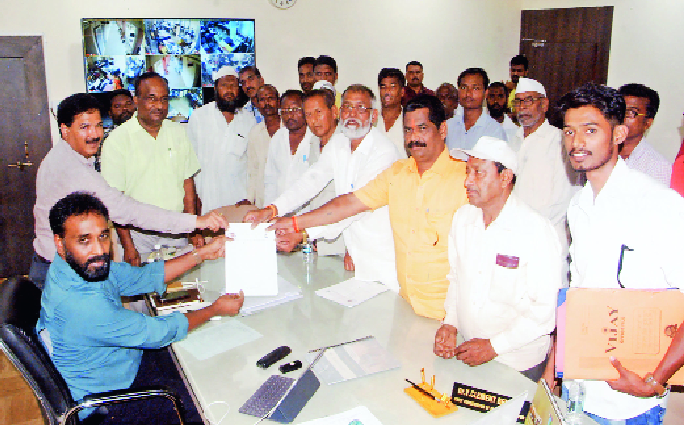 Errors in the forest section, why should we be sacked? : Strike at forest department | चुका वनविभागाच्या, भुर्दंड आम्ही का सोसायचा ? : वनविभागाच्या कार्यालयावर धडक