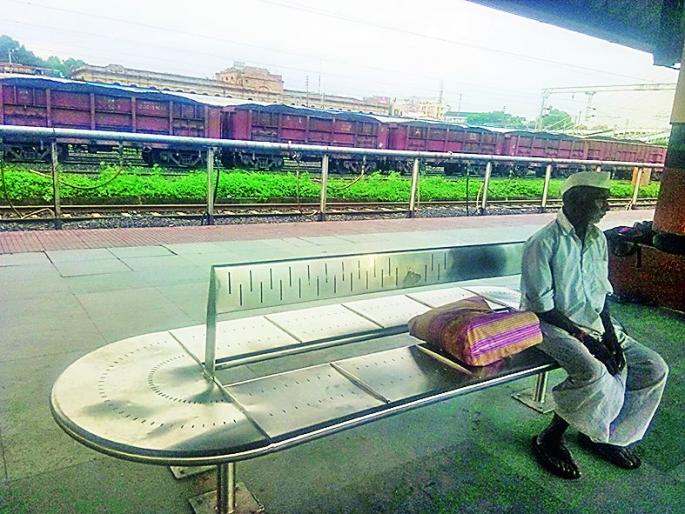 Steel benches add to the beauty of Nagpur Railway Station | स्टीलच्या बेंचमुळे नागपूर रेल्वेस्थानकाच्या सौंदर्यात भर  Steel benches add to the beauty of Nagpur Railway Station | स्टीलच्या बेंचमुळे नागपूर रेल्वेस्थानकाच्या सौंदर्यात भर