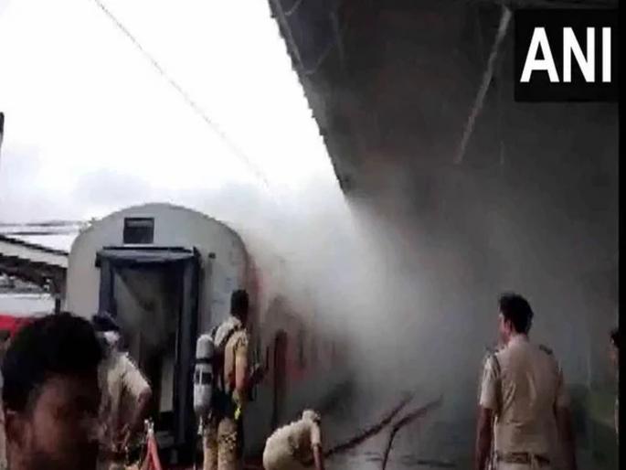 Big news! Fire broke out in three air-conditioned coaches of Bangalore Express | मोठी बातमी! बेंगलोर एक्सप्रेसच्या वातानुकुलित तीन डब्यांना लागली आग Big news! Fire broke out in three air-conditioned coaches of Bangalore Express | मोठी बातमी! बेंगलोर एक्सप्रेसच्या वातानुकुलित तीन डब्यांना लागली आग