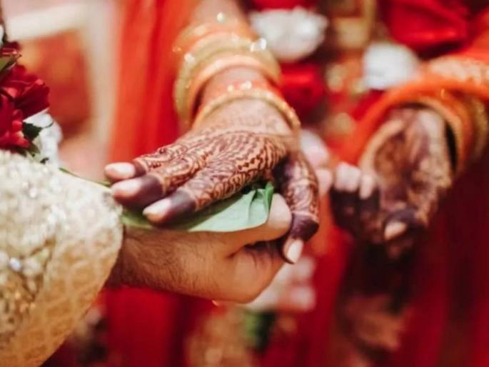 Nine years of marriage completed, husband arranged wife's marriage with his own friend; Shocking reason revealed | लग्नाला नऊ वर्षे पूर्ण झाली, पतीने आपल्याच मित्रासोबत पत्नीचे लग्न लावून दिले; धक्कादायक कारण आले समोर Nine years of marriage completed, husband arranged wife's marriage with his own friend; Shocking reason revealed | लग्नाला नऊ वर्षे पूर्ण झाली, पतीने आपल्याच मित्रासोबत पत्नीचे लग्न लावून दिले; धक्कादायक कारण आले समोर