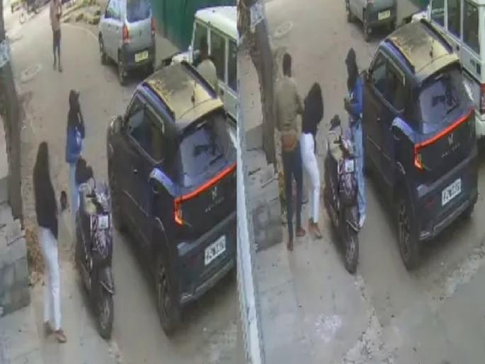 After being rejected in love young man launched a deadly attack on the woman even attempting to tear off her clothes | "गिफ्ट्स घेतले अन् ब्लॉक केलं"; तरुणीवर जीवघेणा हल्ला करणाऱ्या प्रियकराचा पोलिसांसमोर अजब दावा, कपडे फाडण्याचाही प्रयत्न After being rejected in love young man launched a deadly attack on the woman even attempting to tear off her clothes | "गिफ्ट्स घेतले अन् ब्लॉक केलं"; तरुणीवर जीवघेणा हल्ला करणाऱ्या प्रियकराचा पोलिसांसमोर अजब दावा, कपडे फाडण्याचाही प्रयत्न