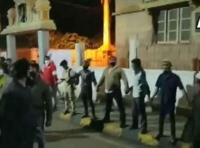 Preventing violent mobs by human chains, Muslim youths rescued the Mandir in Bengaluru | मानवी साखळी करून हिंसक जमावाला रोखले, मुस्लिम तरुणांनी मंदिर वाचवले Preventing violent mobs by human chains, Muslim youths rescued the Mandir in Bengaluru | मानवी साखळी करून हिंसक जमावाला रोखले, मुस्लिम तरुणांनी मंदिर वाचवले