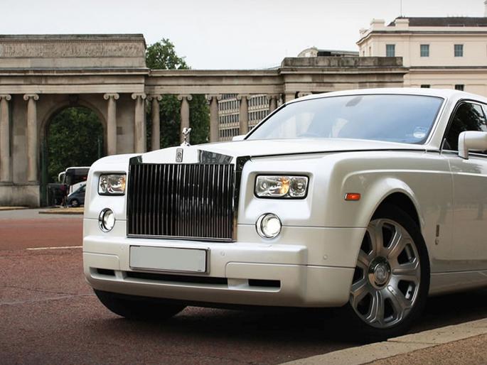What's happening? India's wealthy and businessmen are cancelling bookings for expensive cars like Rolls Royas, Bentele in droves... | काय घडतेय? भारतातील गर्भश्रीमंत, बिझनेसमन महागड्या गाड्यांच्या बुकिंग धडाधड रद्द करू लागले... What's happening? India's wealthy and businessmen are cancelling bookings for expensive cars like Rolls Royas, Bentele in droves... | काय घडतेय? भारतातील गर्भश्रीमंत, बिझनेसमन महागड्या गाड्यांच्या बुकिंग धडाधड रद्द करू लागले...