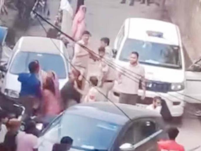 fatehpur beri police attack azam warrant | भयंकर! आरोपीला पकडण्यासाठी आलेल्या पोलिसांच्या टीमवर जीवघेणा हल्ला, अनेक जण जखमी