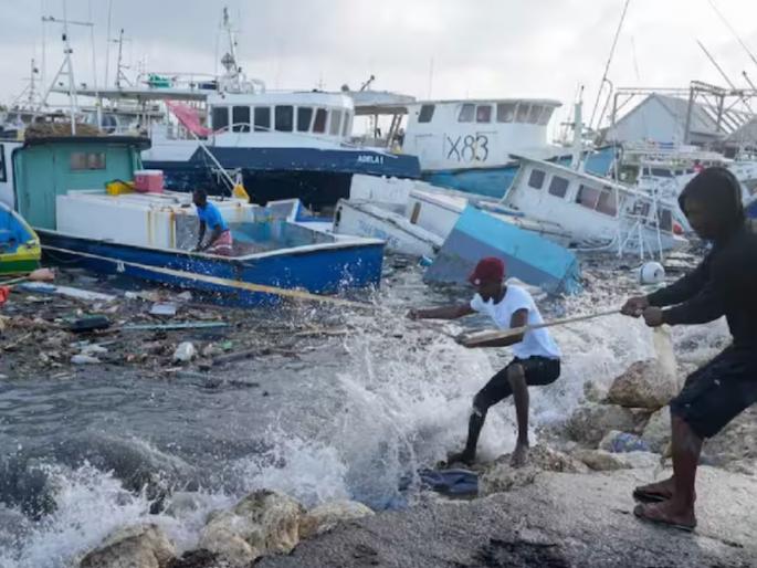 america hurricane beryl 8 people died due to storm in america power cut to 20 lakh houses | भीषण! अमेरिकेत बेरिल वादळाचं तांडव; २० लाख लोकांना फटका, ८ जणांचा मृत्यू america hurricane beryl 8 people died due to storm in america power cut to 20 lakh houses | भीषण! अमेरिकेत बेरिल वादळाचं तांडव; २० लाख लोकांना फटका, ८ जणांचा मृत्यू