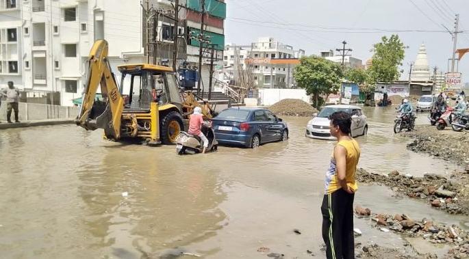 Besa in Nagpur Jalmay due to broken of water channel | जलवाहिनी फुटल्याने नागपुरातील  बेसा जलमय 