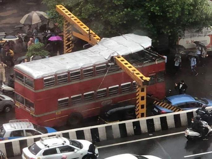 Double Decker railing caught in Mumbai's Kalina accident | मुंबईतल्या कलिना येथे डबल डेकर रेलिंगला धडकून अपघात Double Decker railing caught in Mumbai's Kalina accident | मुंबईतल्या कलिना येथे डबल डेकर रेलिंगला धडकून अपघात